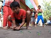 Foto Anak Bermain Kelereng